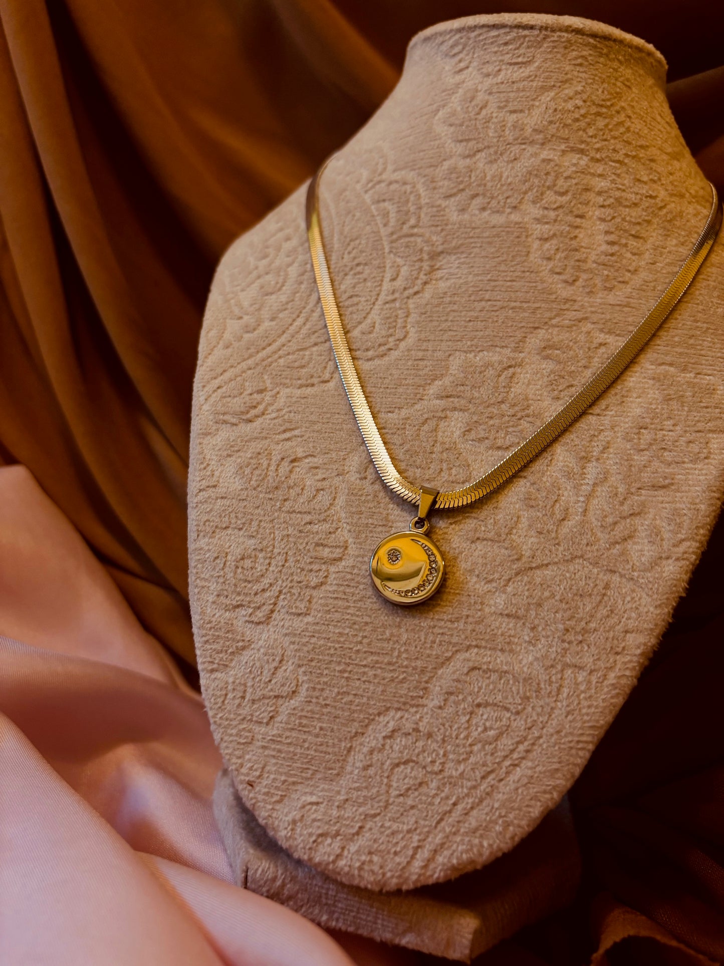 Mond Necklace